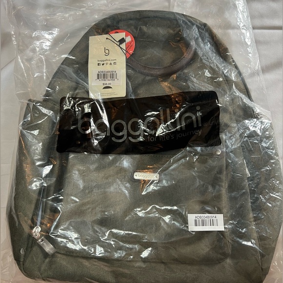 Baggallini All Day Backpack and Wristlet - Picture 4 of 4